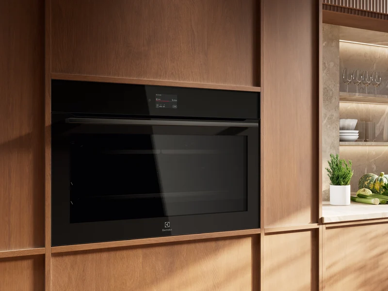 Electrolux 90cm Pyrolytic Oven with SteamBake, 15 Functions, Airfry Plus, Black
